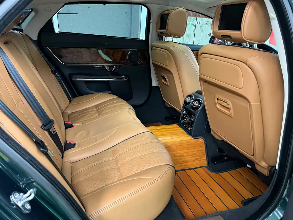 Jaguar XJ 2015 — фото 22