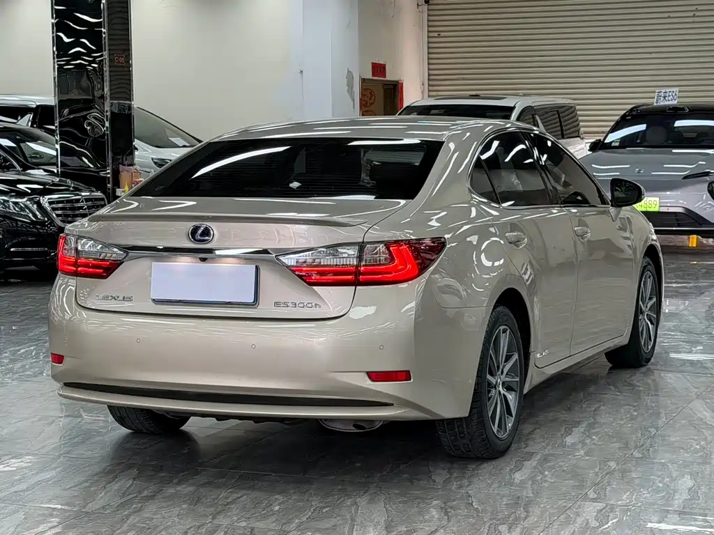 Lexus ES 2016 — фото 15