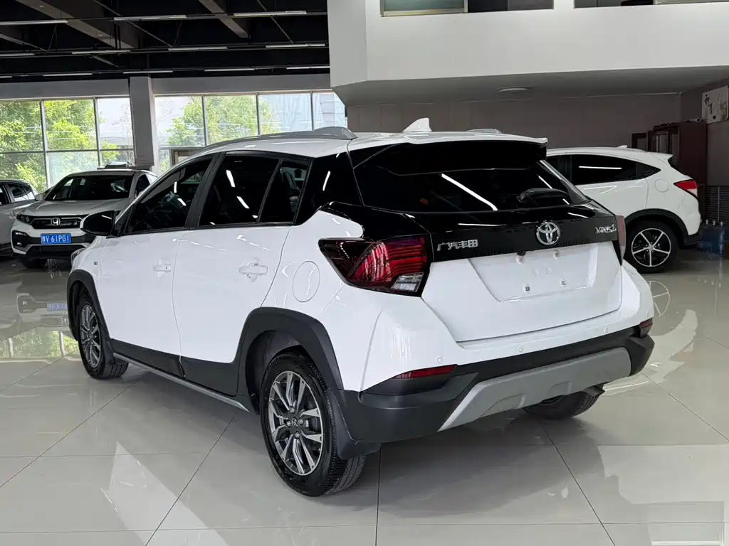 Toyota Yaris L 2022 — фото 4