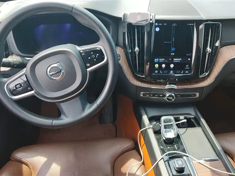 Volvo XC60 2022 — фото 12