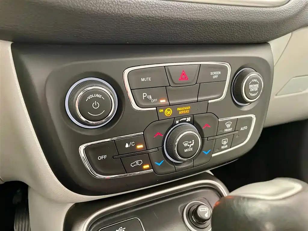Jeep Compass 2017 — фото 11