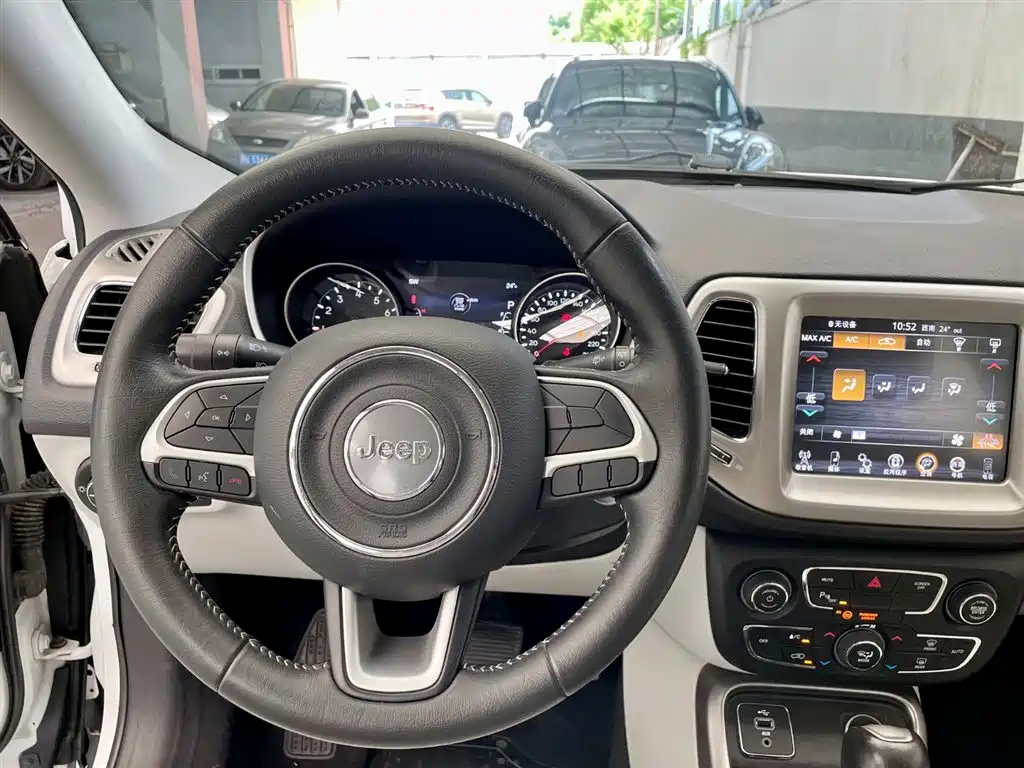 Jeep Compass 2017 — фото 13