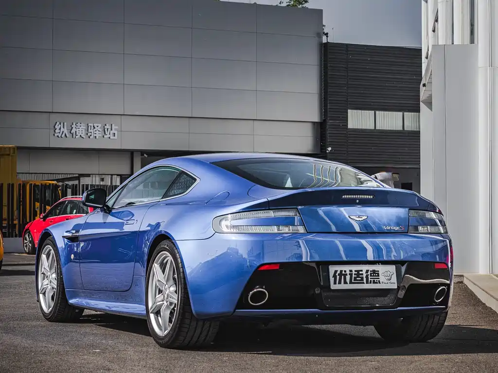 Aston Martin V8 Vantage 2018 — фото 3