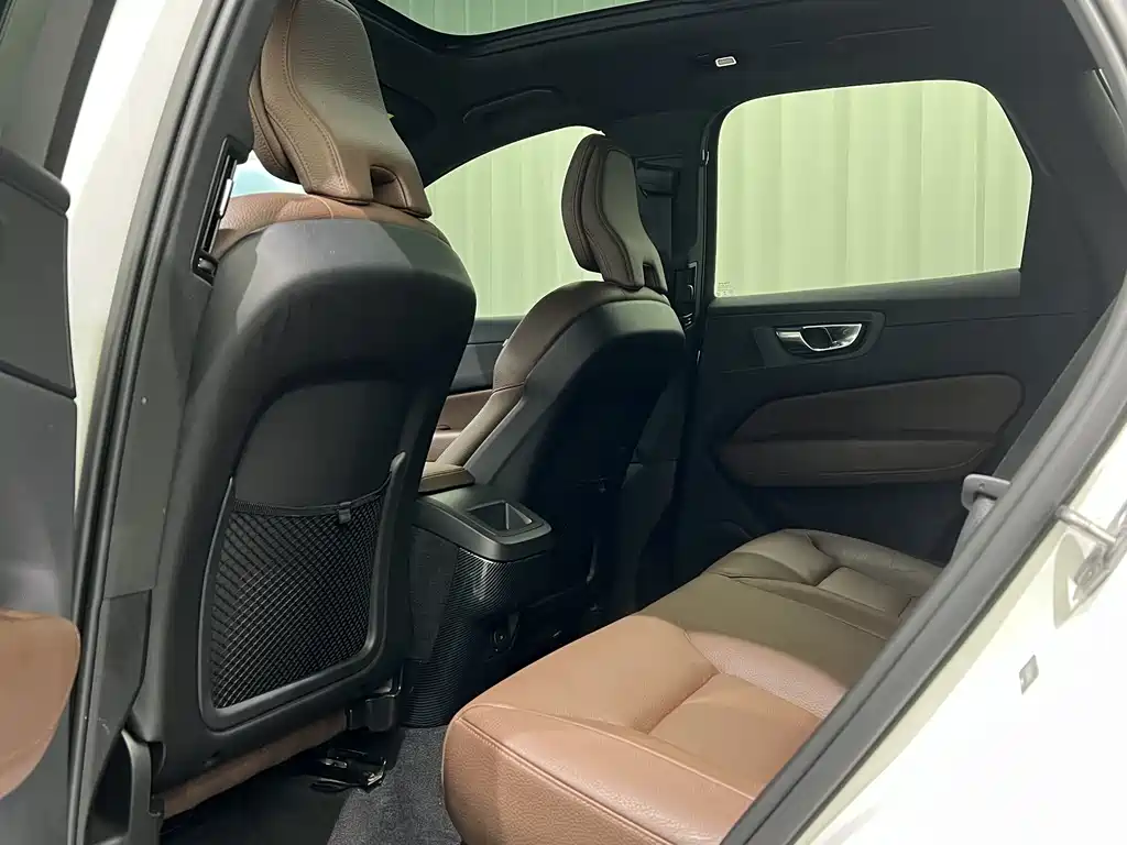 Volvo XC60 2021 — фото 8