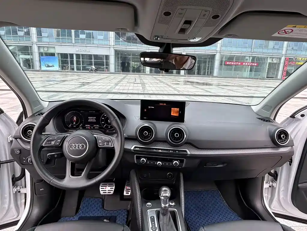 Audi Q2L E-Tron 2021 — фото 10