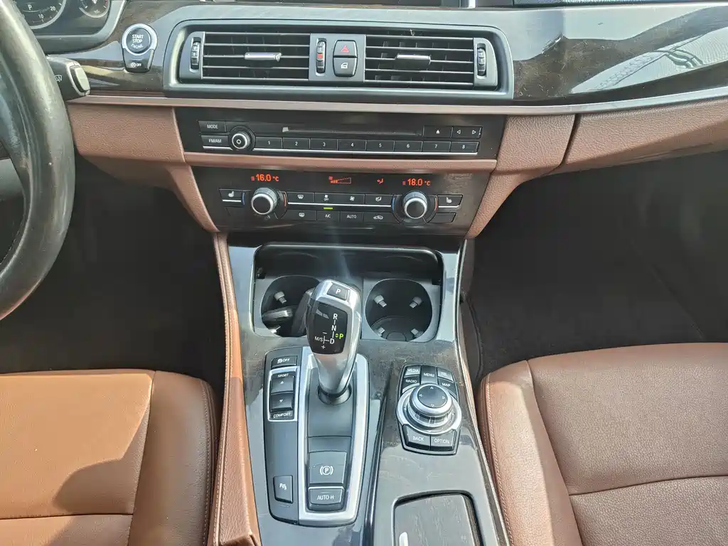 BMW 5 Series 2017 — фото 12