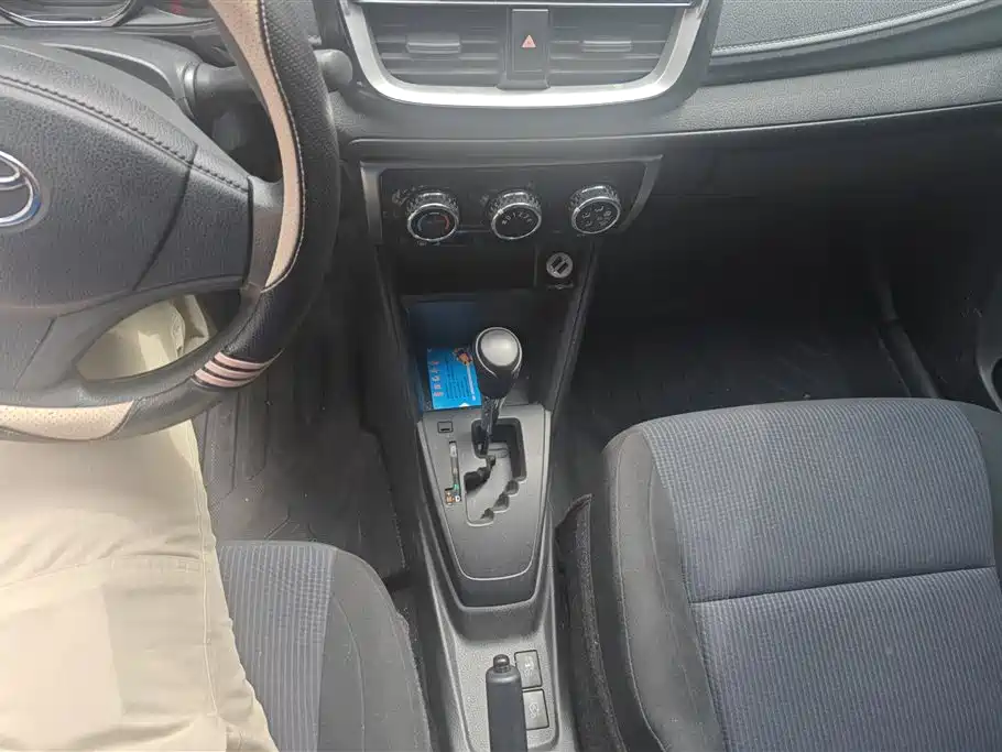 Toyota Yaris L 2017 — фото 16