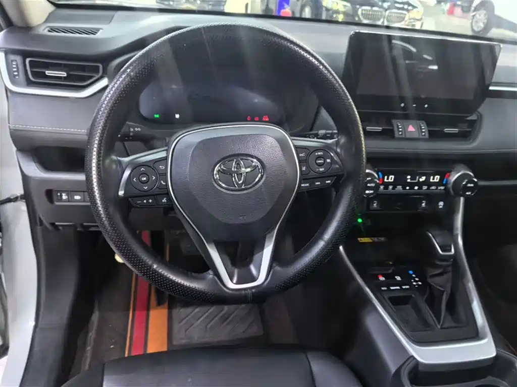 Toyota RAV4 2023 — фото 13