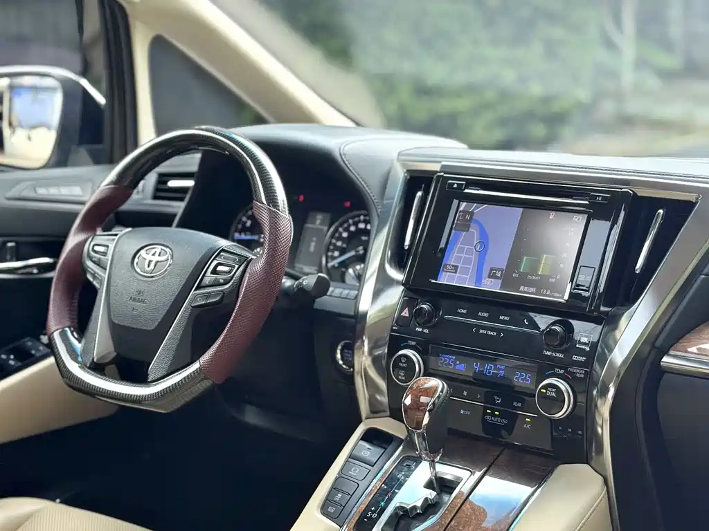Toyota Alphard 2017 — фото 27