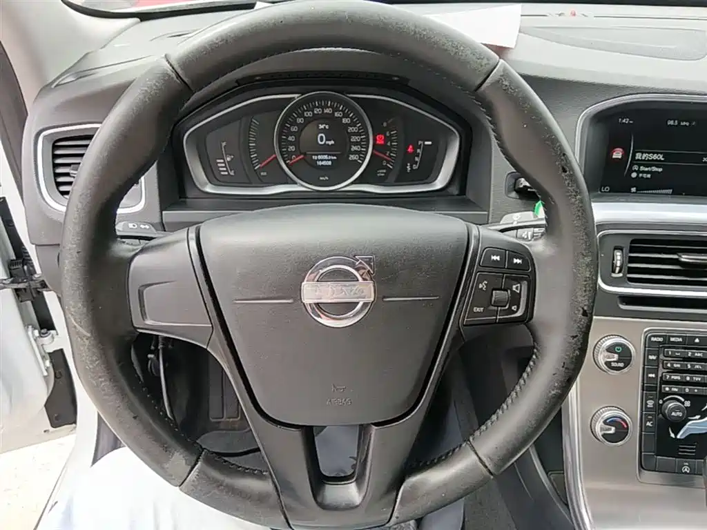 Volvo S60 2015 — фото 11
