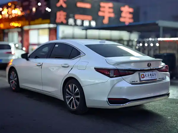 Lexus ES 2020
