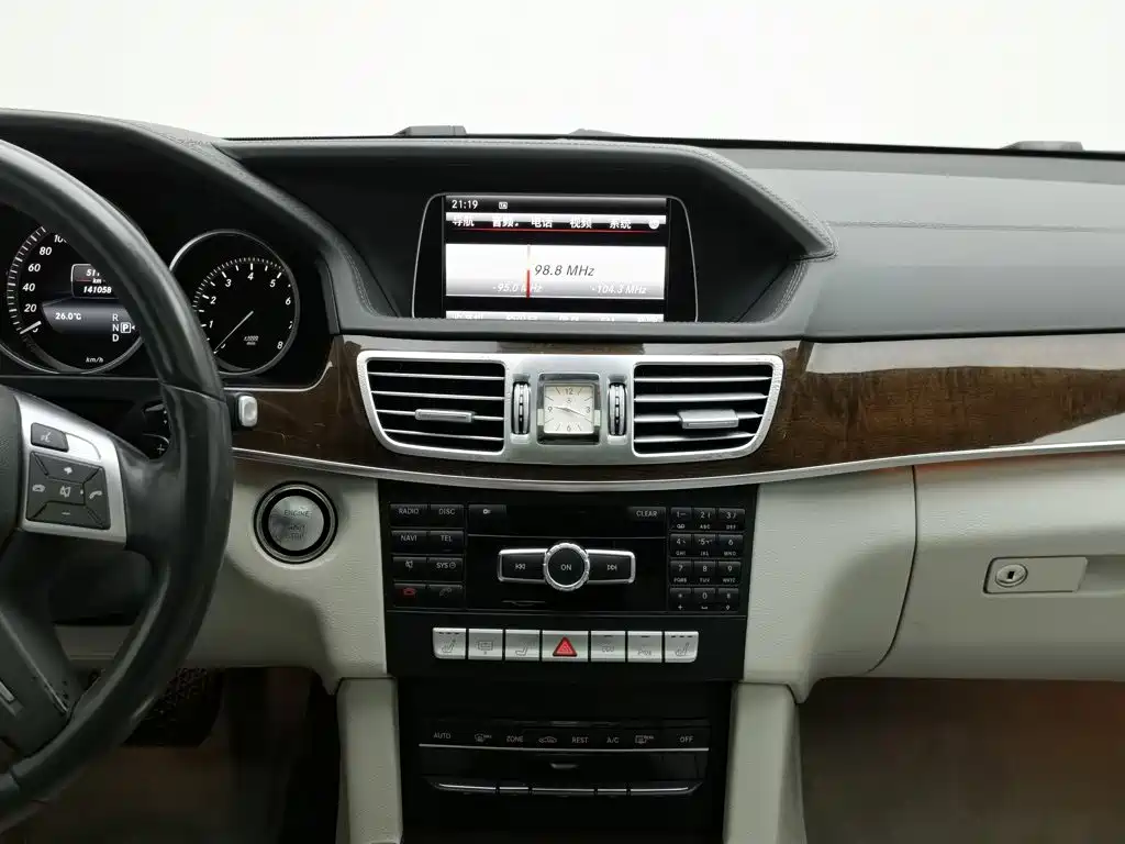Mercedes-Benz E-Class 2015 — фото 12