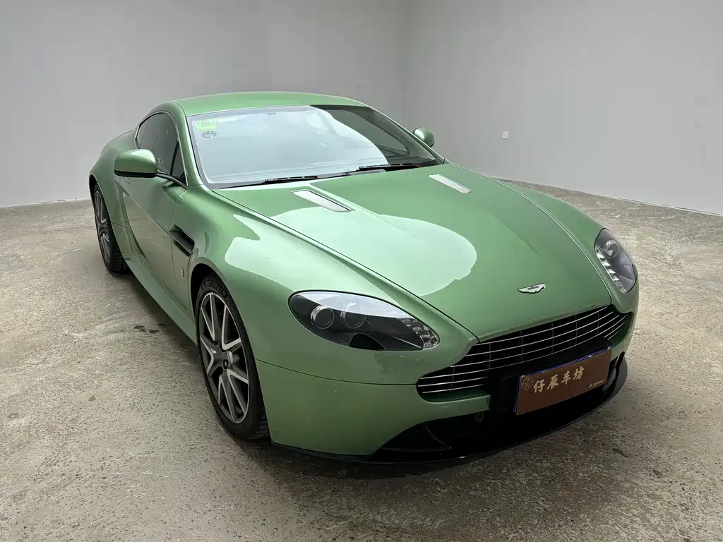 Aston Martin V8 Vantage 2014 — фото 2