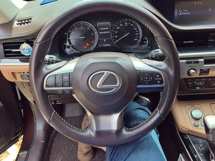 Lexus ES 2015 — фото 15