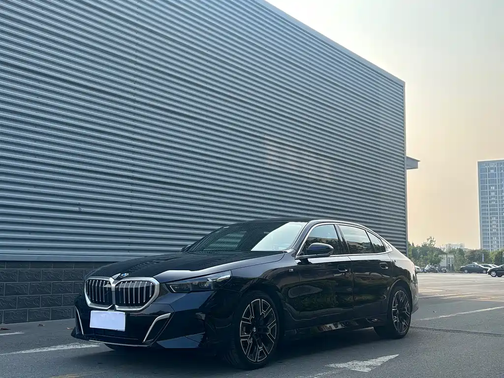 BMW 5 Series 2025 — фото 1
