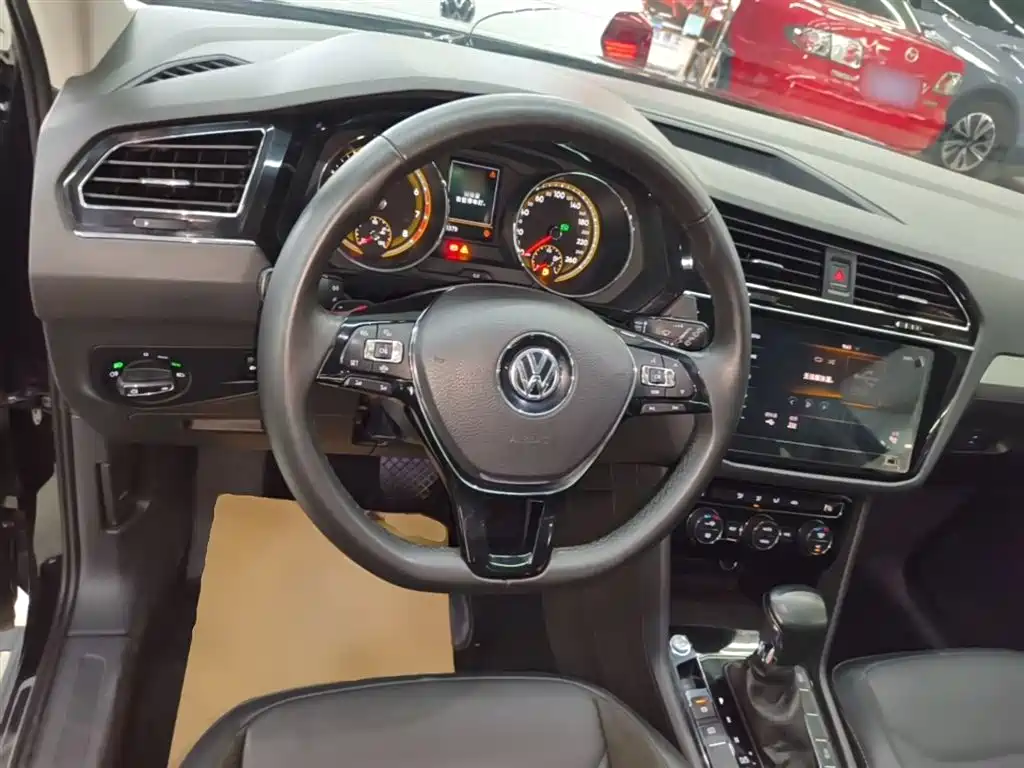Volkswagen Tiguan L 2020 — фото 11