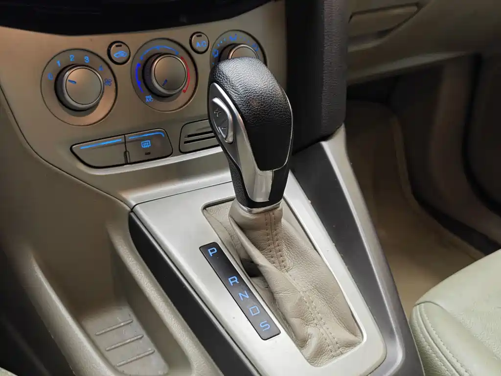 Ford Focus 2014 — фото 17