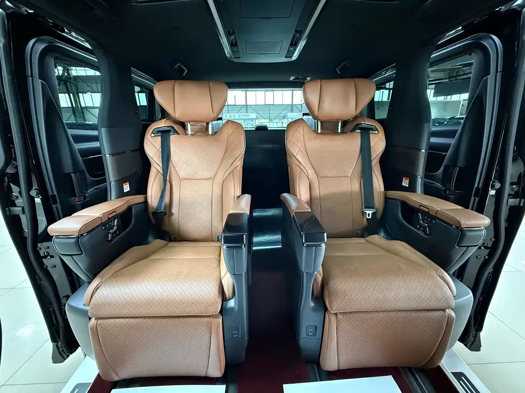 Toyota Alphard 2023 — фото 18
