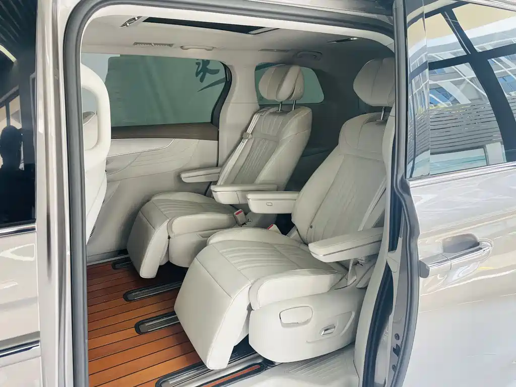 Roewe iMAX8 2025 — фото 10
