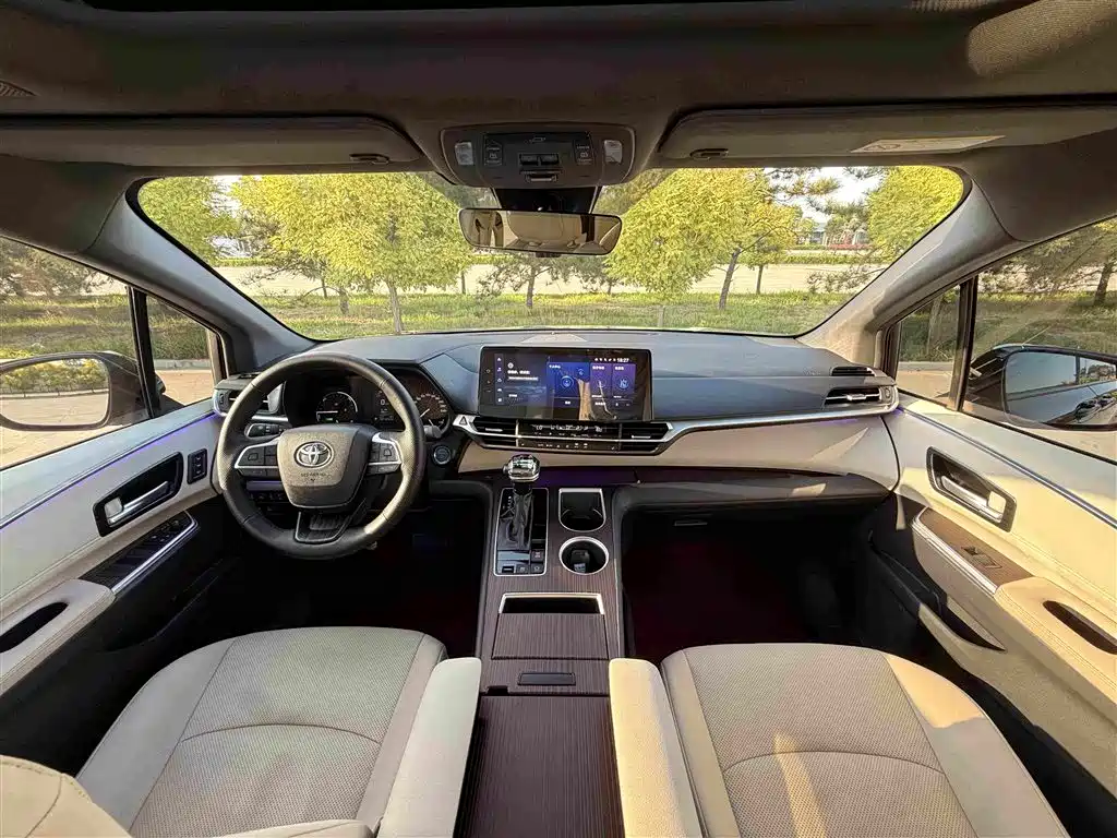 Toyota Granvia 2024