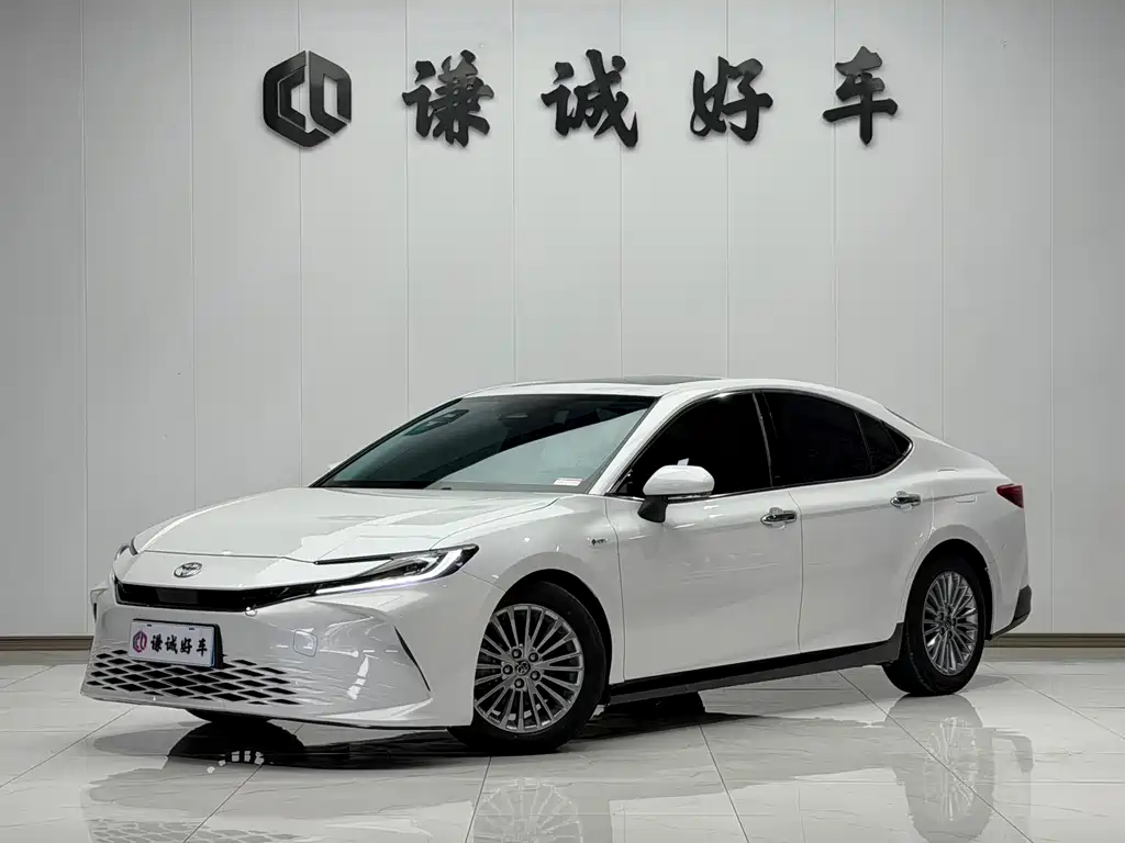 Toyota Camry 2025 — фото 1
