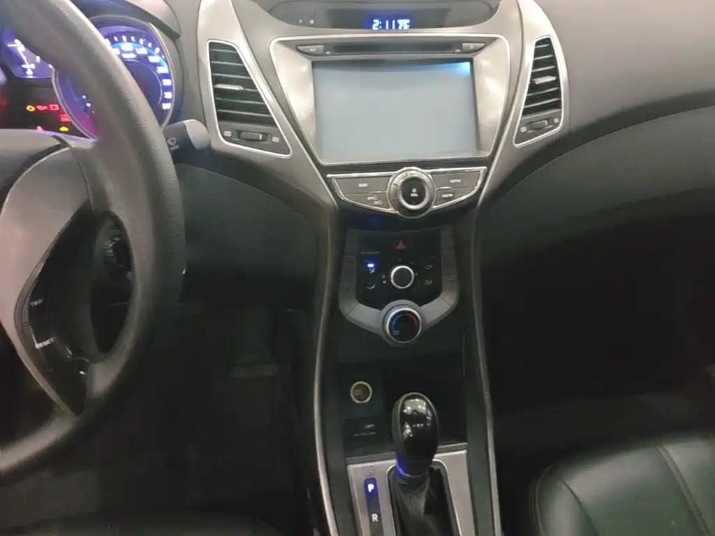 Hyundai Elantra 2016 — фото 13