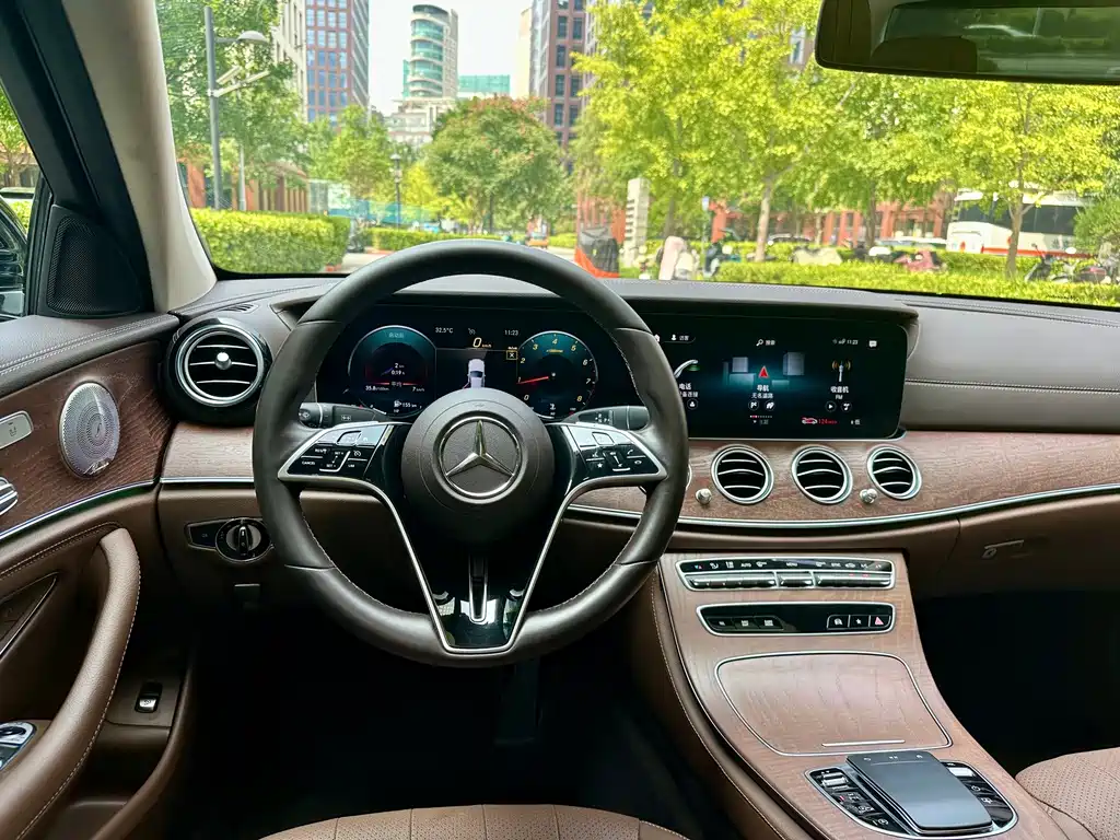 Mercedes-Benz E-Class 2023 — фото 12