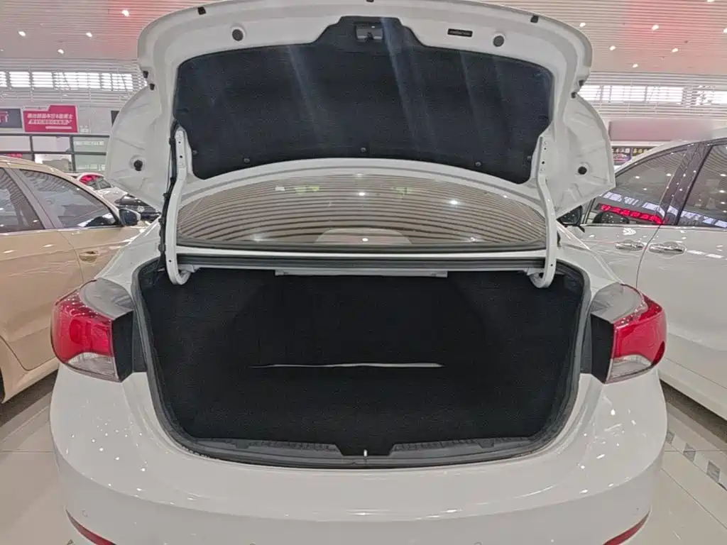 Hyundai Elantra 2016 — фото 19