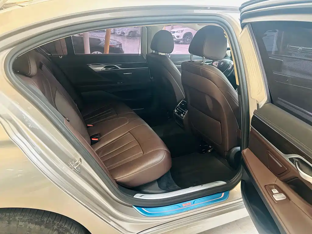 BMW 7 Series 2017 — фото 10