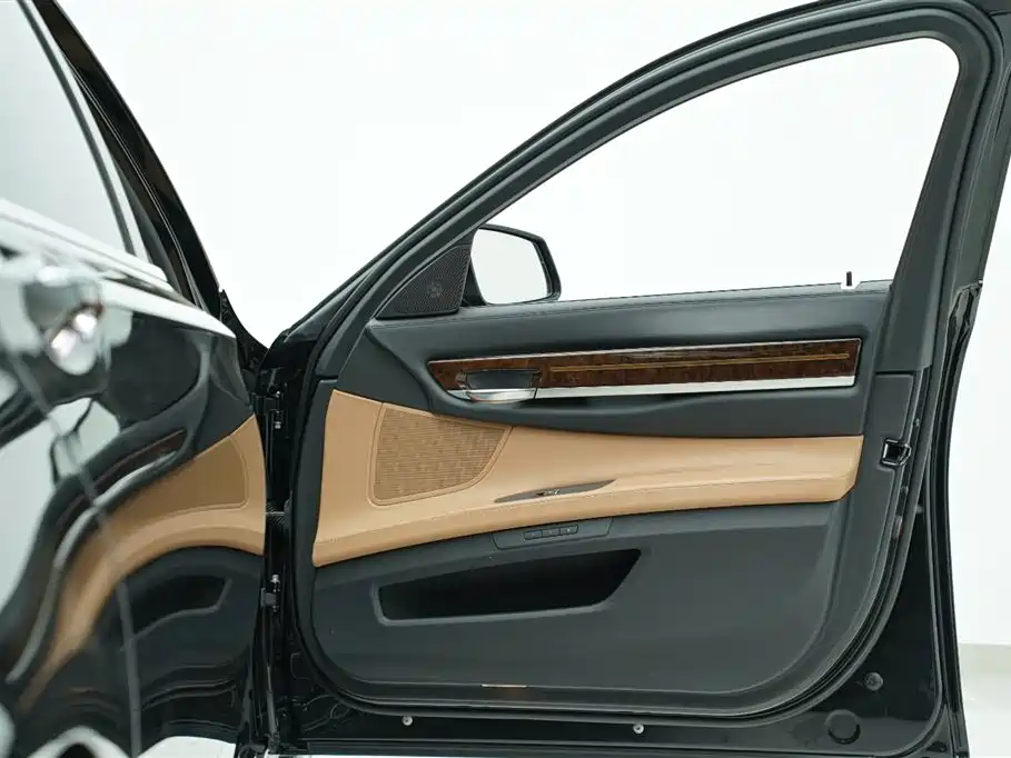 BMW 7 Series 2011 — фото 26
