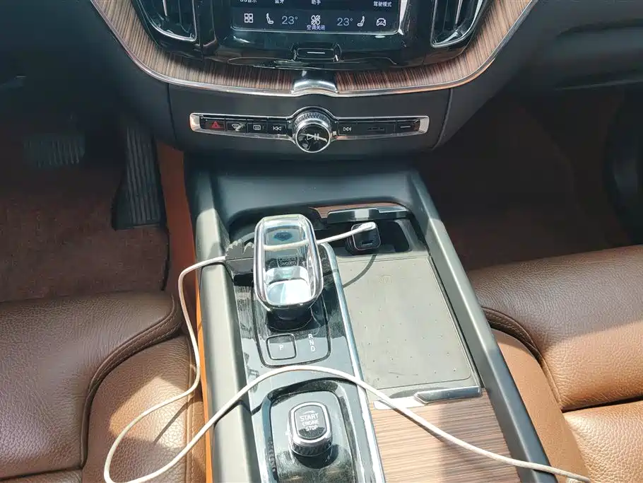 Volvo XC60 2022 — фото 16