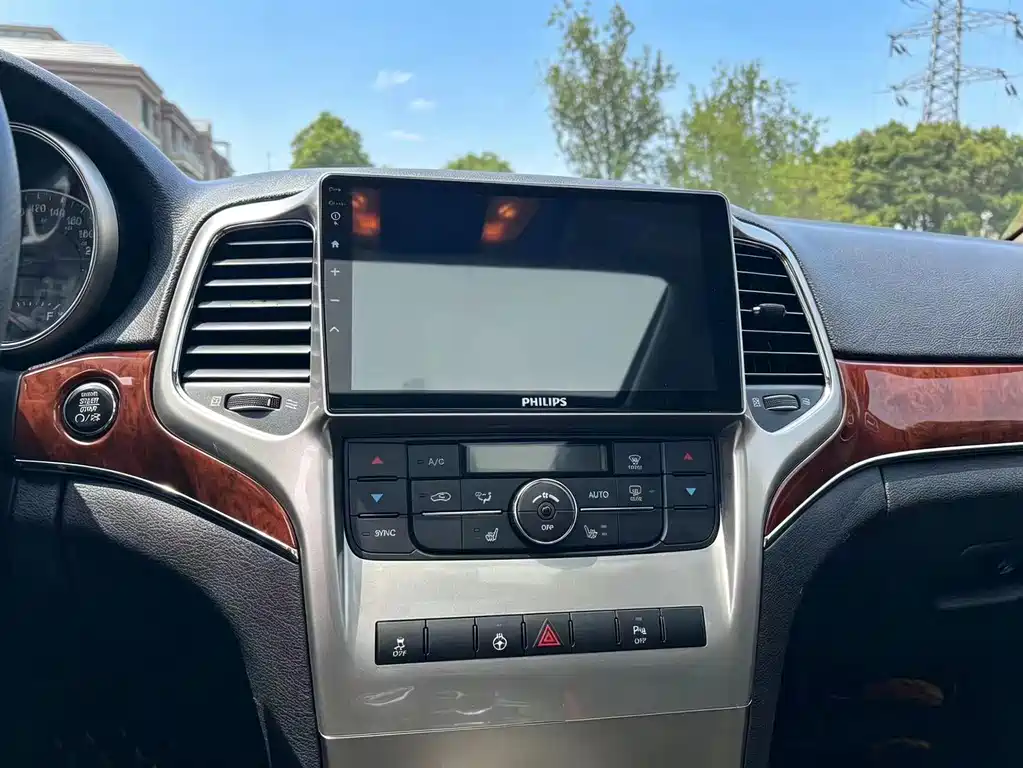 Jeep Grand Cherokee 2012 — фото 13