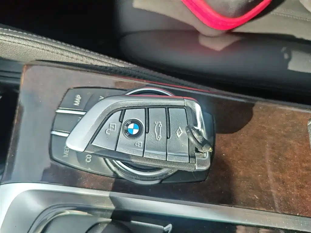 BMW 5 Series 2018 — фото 9