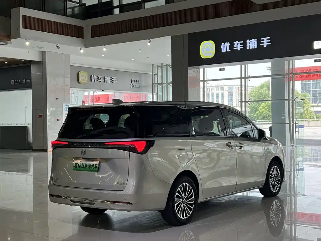 Buick GL8 Hybrid 2025