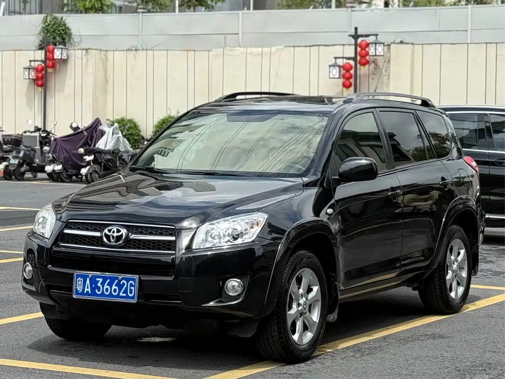 Toyota RAV4 2010 — фото 1