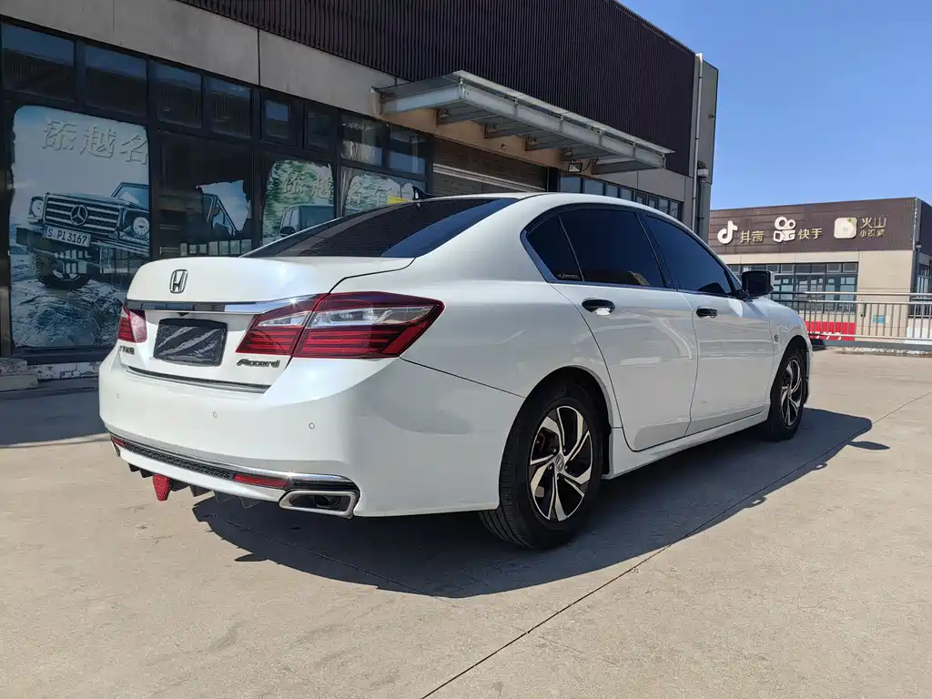 Honda Accord 2018 — фото 10