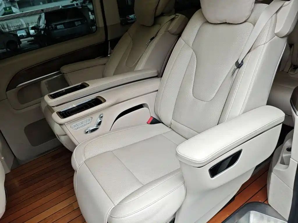 Mercedes-Benz V-Class 2021 — фото 17