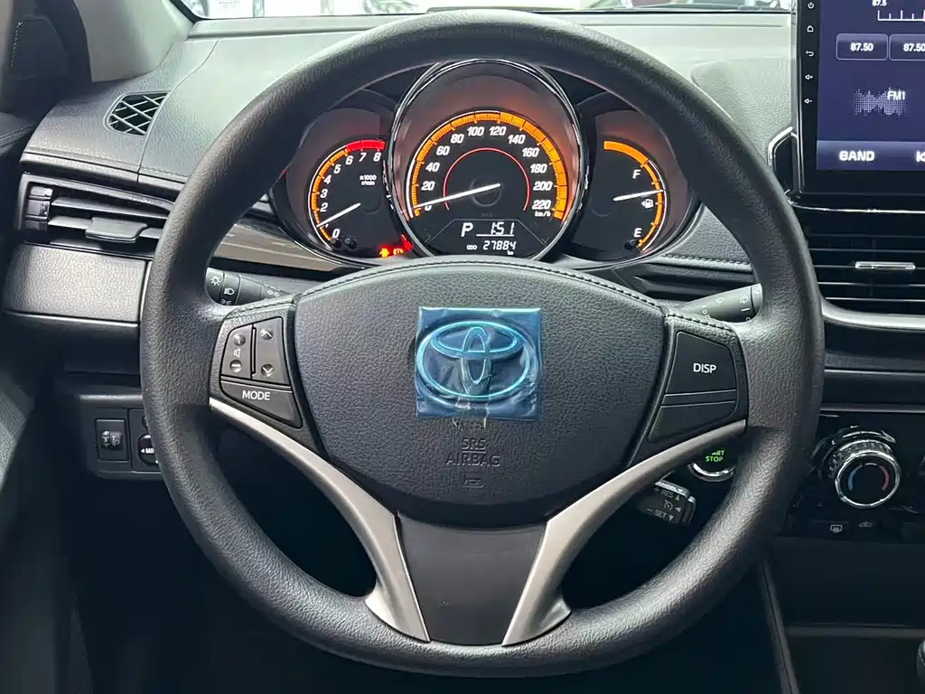 Toyota Yaris L 2023 — фото 9