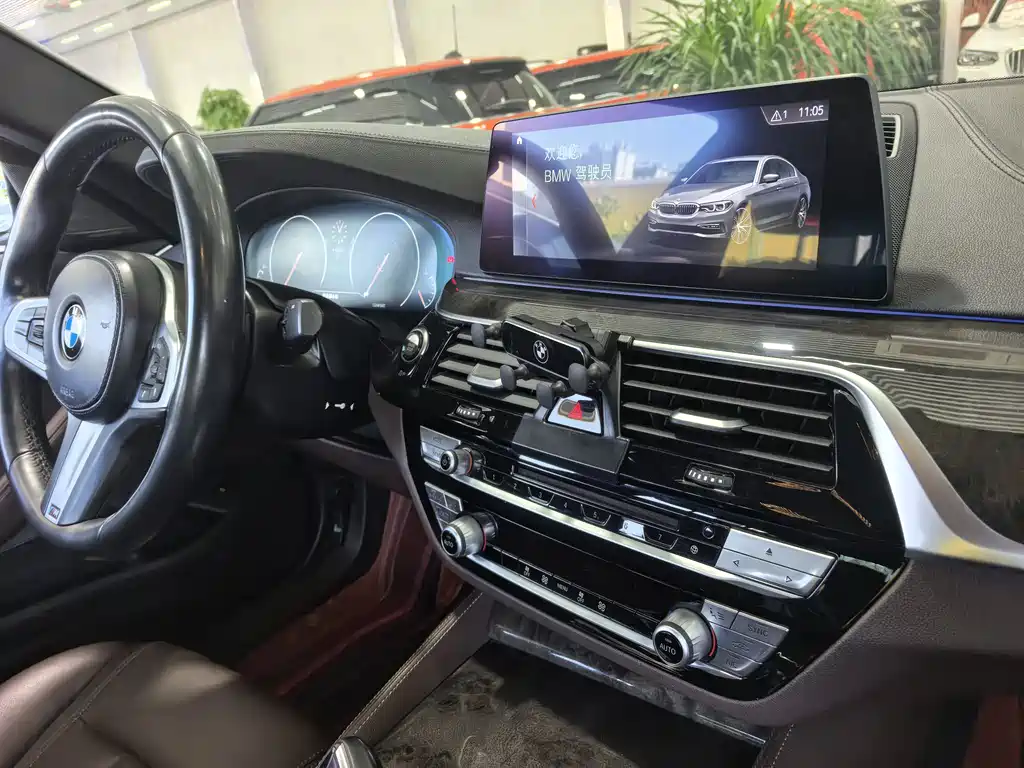 BMW 5 Series 2019 — фото 11