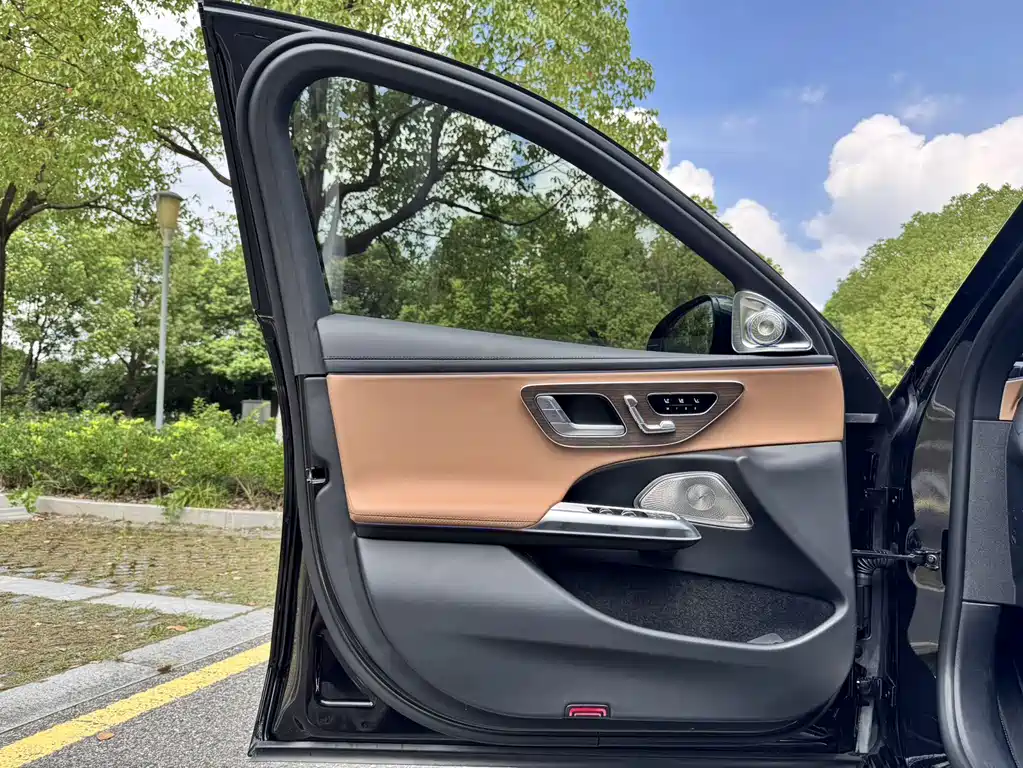 Mercedes-Benz E-Class 2025 — фото 10