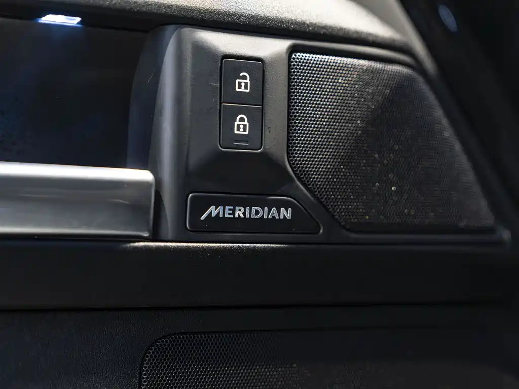 Land Rover Defender 2025 — фото 19