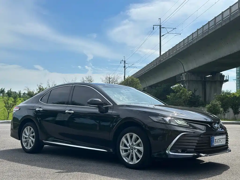 Toyota Camry 2023 — фото 3
