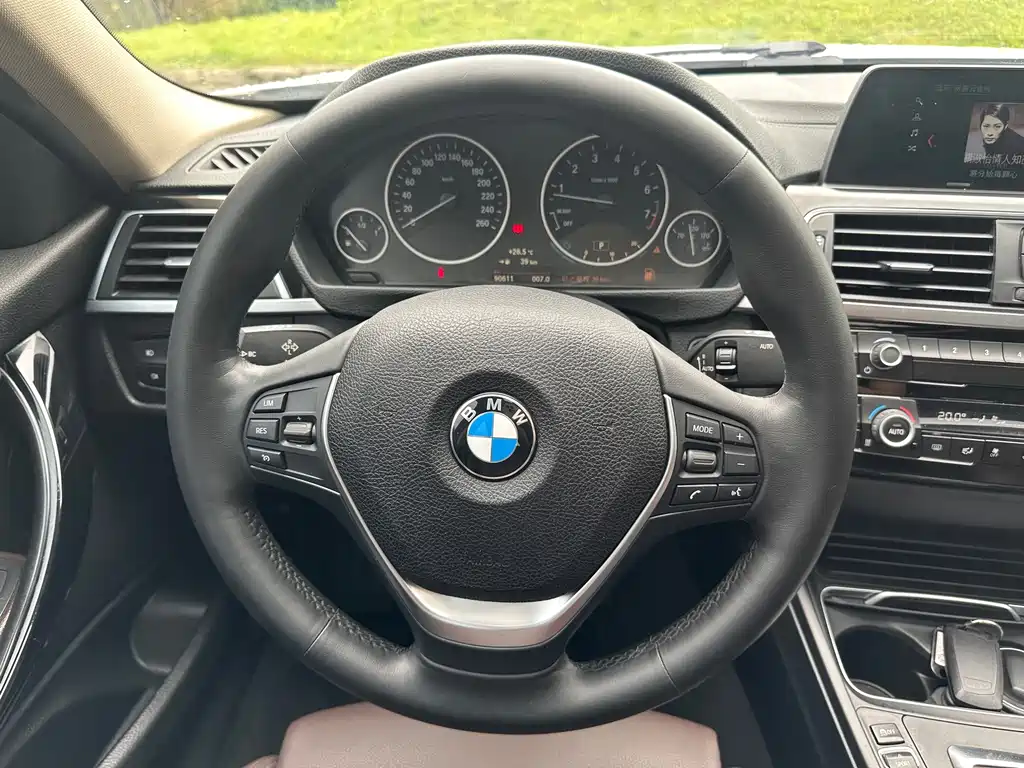 BMW 3 Series 2018 — фото 17