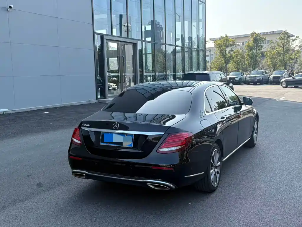 Mercedes-Benz E-Class 2017 — фото 15