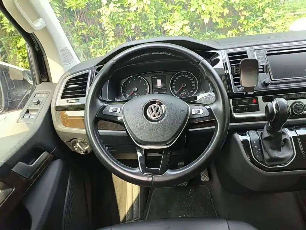 Volkswagen Multivan 2019 — фото 11