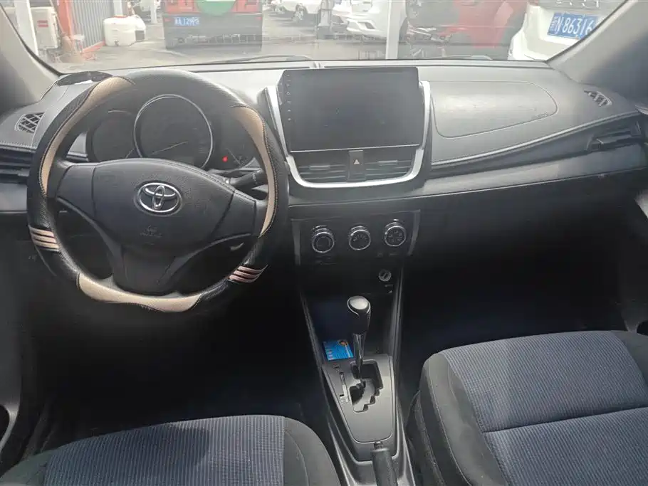Toyota Yaris L 2017 — фото 12