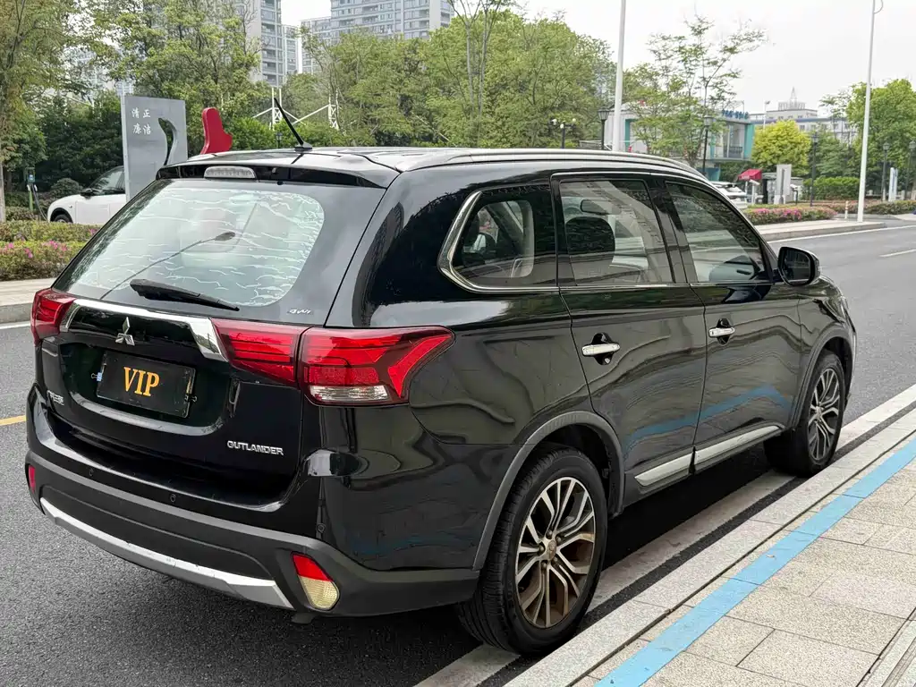 Mitsubishi Outlander 2017 — фото 5