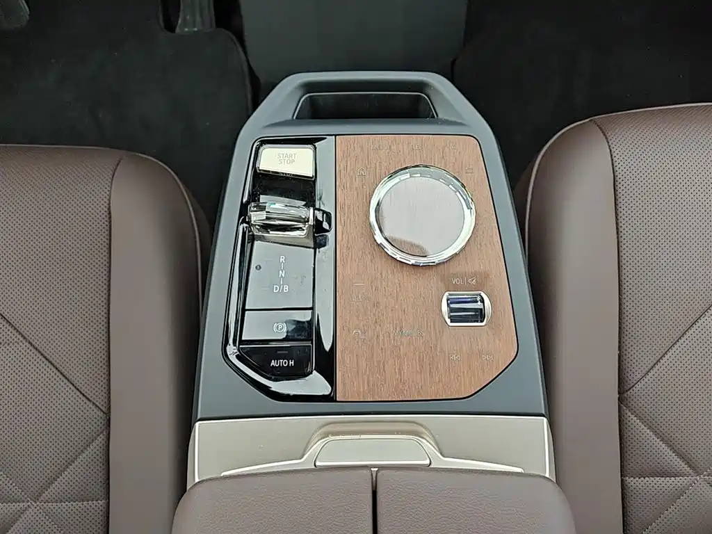 BMW iX 2025 — фото 10