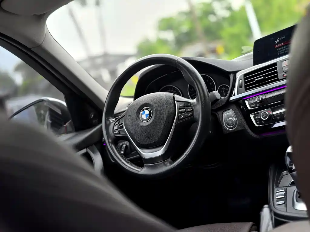 BMW 3 Series 2018 — фото 13