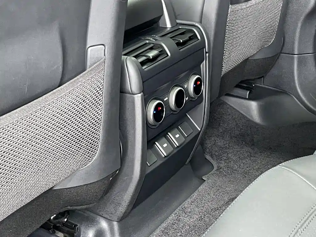Land Rover Defender 2024 — фото 18